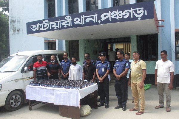 পঞ্চগড়ে ৩৮৫ বোতল ফেনসিডিল সহ মাইক্রোবাস আটক | বাঙলা প্রতিদিন ২৪.কম