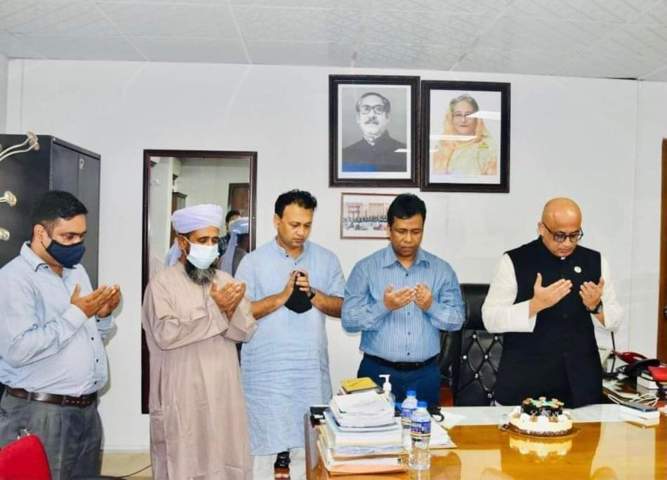 শেখ রেহানার জন্মদিন উপলক্ষে মন্ত্রণালয়ে কেক কাটেন তথ্য প্রতিমন্ত্রী | বাঙলা প্রতিদিন ২৪.কম