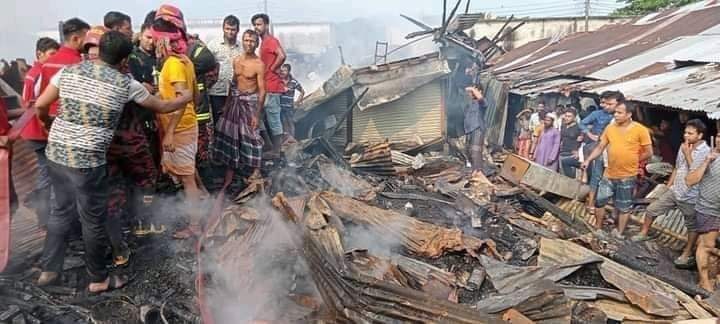 .: পটুয়াখালীর নিউমার্কেটে ভয়াবহ অগ্নিকাণ্ডের ঘটনায়  ১০ কোটি টাকার ক্ষয়ক্ষতি।