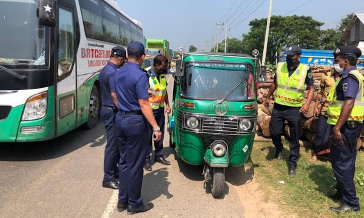 কুমিল্লায় মহাসড়কে শৃঙ্খলা ফেরানোর জন্য হাইওয়ে পুলিশ কাজ করছে | জাতীয়