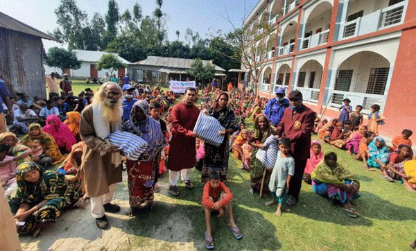 বসুন্ধরা গ্রুপের উদ্যোগ গাইবান্ধায় শীতার্ত, পথশিশু ও পত্রিকার হকারদের মাঝে শুভসংঘের কম্বল বিতরণ | বাঙলা প্রতিদিন ২৪.কম