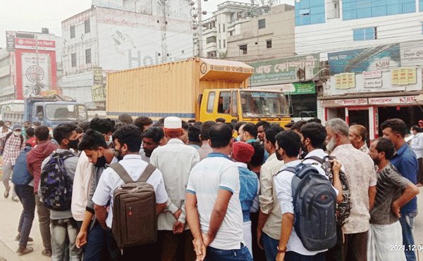 টঙ্গীতে নিরাপদ সড়ক ও হাফ ভাড়া কার্যকরের দাবীতে শিক্ষার্থীদের মহাসড়ক অবরোধ | বাঙলা প্রতিদিন ২৪.কম