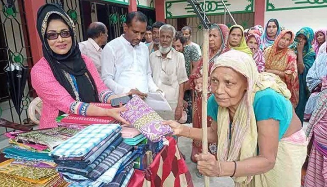 ঈদ উপহার দিলেন চিত্রনায়িকা রোজিনা – Dainik Amader Shomoy