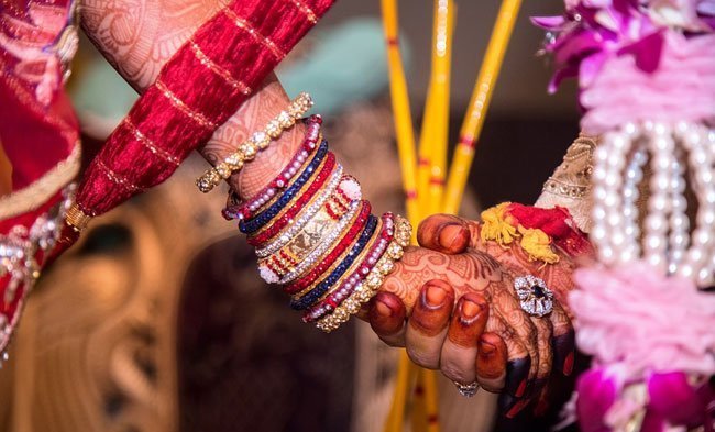 রম্য গল্প: বাসর ঘরে ন্যাড়া বউ | Anuprerona