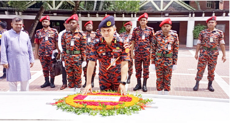 জাতির পিতার সমাধিতে ফায়ার সার্ভিসের ডিজির বিনম্র শ্রদ্ধা নিবেদন | বাঙলা প্রতিদিন ২৪.কম