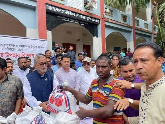 বন্যাদুর্গত ১৫০০ পরিবারে পরিবেশমন্ত্রীর ত্রাণসামগ্রী বিতরণ | বাঙলা প্রতিদিন ২৪.কম
