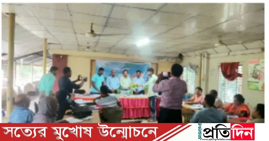 শার্শায় কৃষকদের মাঝে বায়ারের নতুন জাতের ধান বীজ বিতরণ