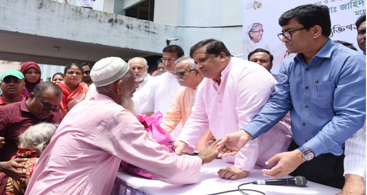 সিলেটে বন্যার্তদের পাশে যুব ও ক্রীড়া প্রতিমন্ত্রী | বাঙলা প্রতিদিন ২৪.কম