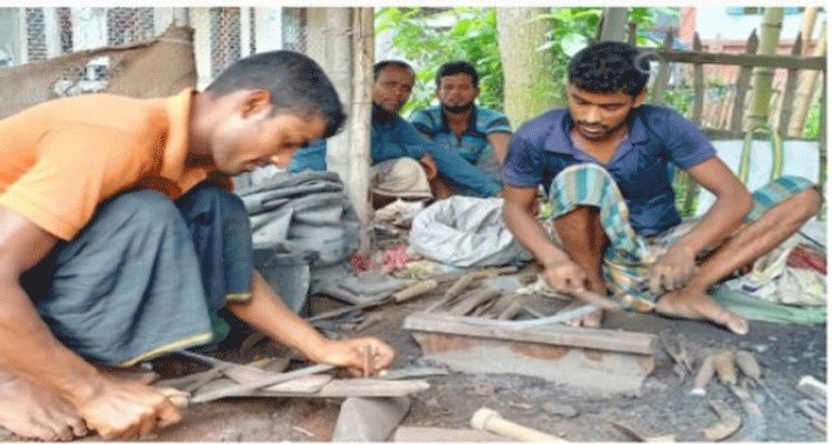 ঈদকে সামনে রেখে ব্যস্ত গুরুদাসপুরের কামাররা | বাঙলা প্রতিদিন ২৪.কম