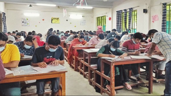 অন্য কেন্দ্রের ৮০ শিক্ষার্থী পরীক্ষা দিলো জগন্নাথ বিশ্ববিদ্যালয়ে