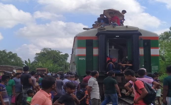৬ ঘণ্টা পর উত্তরের পথে ট্রেন চলাচল শুরু | বাঙলা প্রতিদিন ২৪.কম