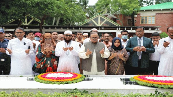 টুঙ্গিপাড়ায় জাতির পিতার সমাধিতে দুই বিচারপতির শ্রদ্ধা নিবেদন