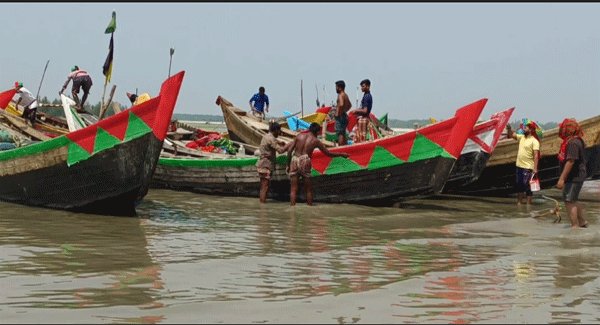 হাতিয়ার সাথে সারা দেশের নৌ যোগাযোগ বন্ধ, ভোগান্তি