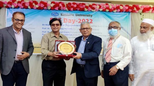 সঙ্গীতশিল্পী ও প্রকৌশলী বদরুল হাসানকে ইস্টার্ন বিশ্ববিদ্যালয়ের সম্মাননা
