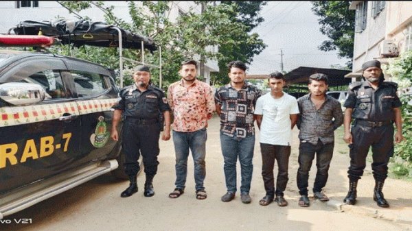 ফেনীতে ৮৬৫টি ভারতীয় চোরাচালানীর শাড়ীসহ গ্রেফতার-৪
