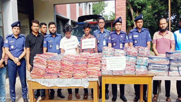 মা‌টিরাঙ্গায় ভারতীয় ১ লাখ টাকার শাড়িসহ আটক ২