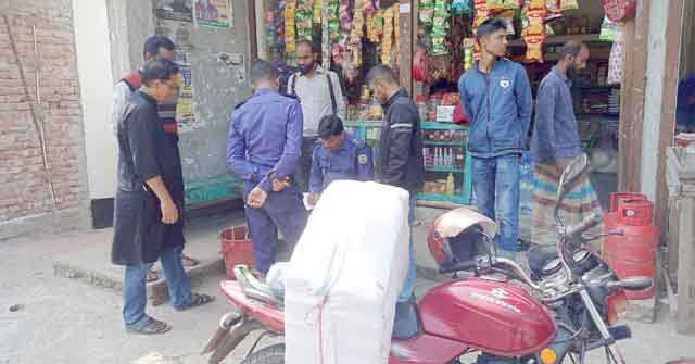 মঠবাড়িয়ায় অবৈধ ব্যান্ডরোল বিড়ির ছড়াছড়ি, সরকার হারাচ্ছে রাজস্ব  - Nobokontho24