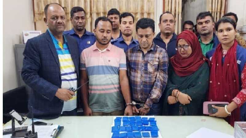 ইয়াবাসহ কৃষি কর্মকর্তা-স্বামী ও গাড়ি চালক আটক - Nobokontho24