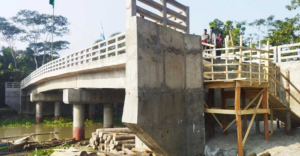 পিরোজপুরে ৫ কোটি টাকার সেতুতে উঠতে হয় সিঁড়ি বেয়ে - Nobokontho24
