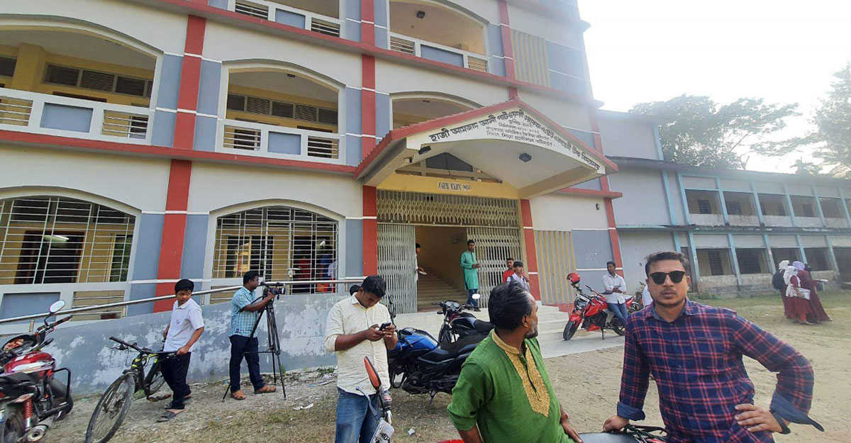 নকল ধরা পড়ায় ৩য় তলা থেকে লাফিয়ে পড়ল ছাত্রী - Nobokontho24