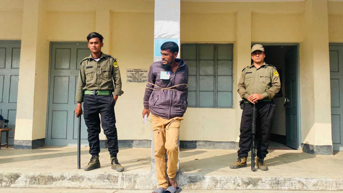 পোলিং এজেন্টকে বেঁধে রাখলেন নির্বাচন কর্মকর্তা  - Nobokontho24