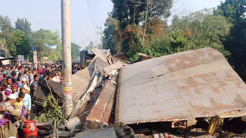 হোটেলে ঢুকে পড়ল কাভার্ডভ্যান, পিতা-পুত্রসহ নিহত ৫ - Nobokontho24