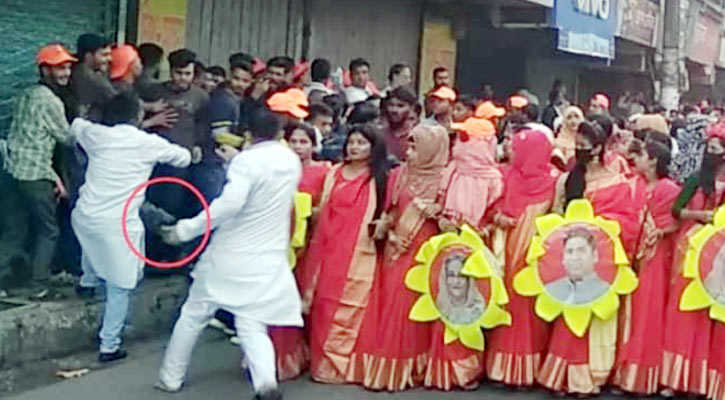 বরিশালে কর্মীদের শাসন করতে জুতা হাতে তেড়ে গেলেন ছাত্রলীগ নেতা - Nobokontho24