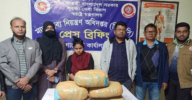 বরিশালে যাত্রীবাহী বাস থেকে ১০ কেজি গাঁজাসহ নারী আটক - Nobokontho24