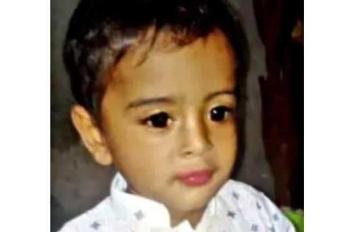 মায়ের কোলে উঠতে গিয়ে গরম তেলে পড়ে শিশুর মৃত্যু - Nobokontho24