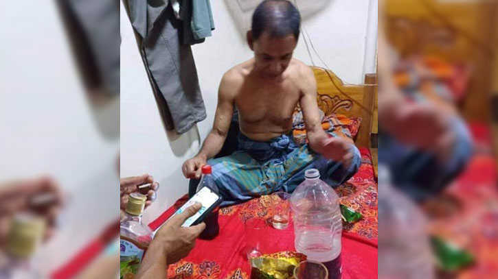 পটুয়াখালীতে কলেজ অধ্যক্ষের মদপানের ছবি ফেসবুকে ভাইরাল - Nobokontho24