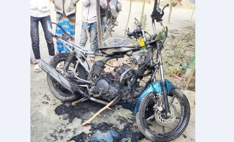 ঝালকাঠিতে ব্যবসায়ীর মোটর সাইকেল পুড়িয়ে দিয়েছে দুর্বৃত্তরা - Nobokontho24
