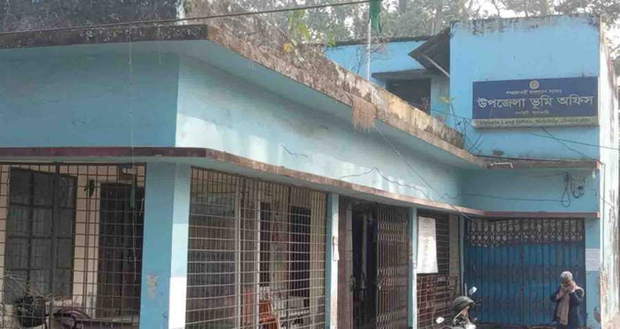 নলছিটিতে সাতমাস ধরে এসিল্যান্ড পদ শূন্য, সেবা পেতে দীর্ঘ অপেক্ষা - Nobokontho24