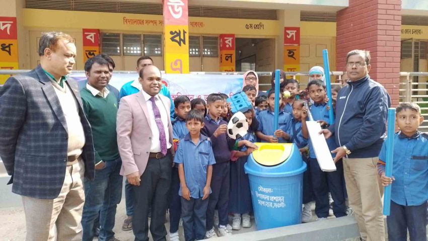সাপাহারে বিদ্যালয়ে পরিছন্নতা অভিযান ও ডাস্টবিন বিতরণ - Nobokontho24