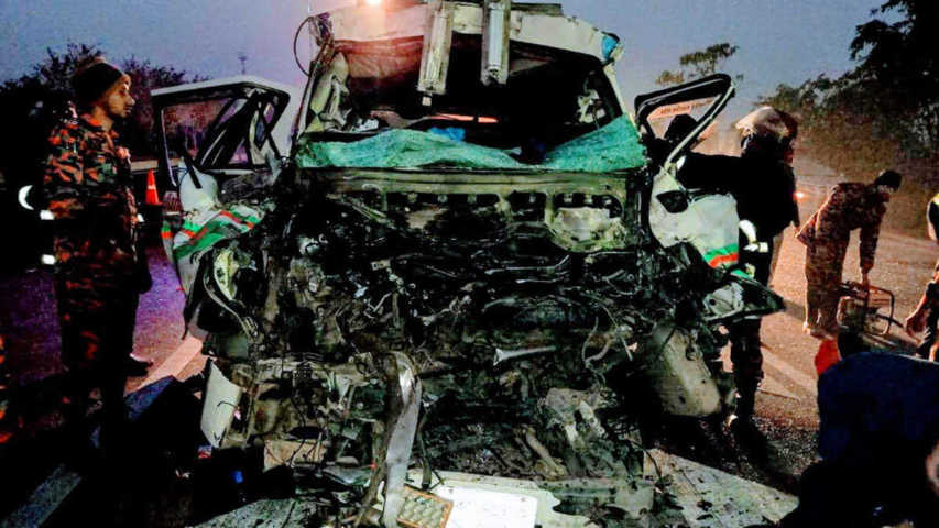 বরিশাল-ঢাকা সড়কে দুর্ঘটনায় অ্যাম্বুলেন্সের ৬ আরোহী নিহত - Nobokontho24