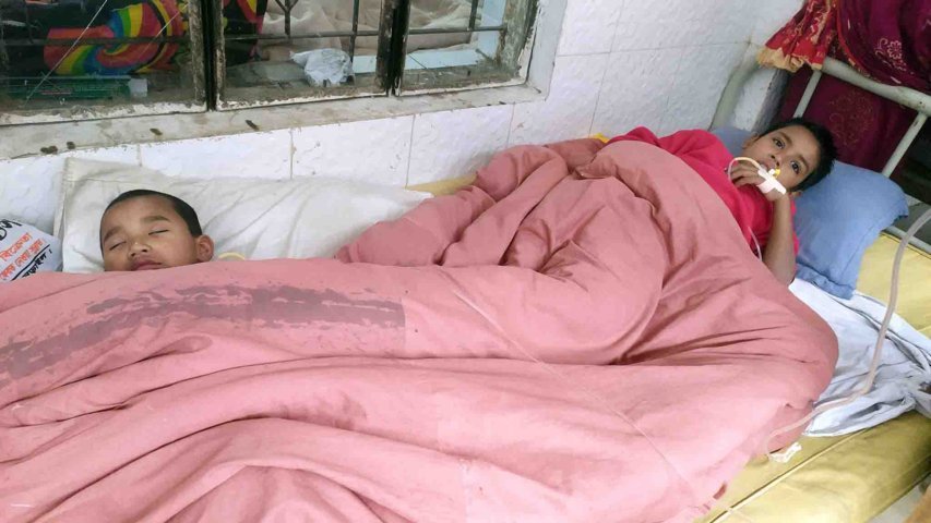 স্বামীর নির্যাতনে দুই সন্তানসহ মায়ের আত্মহত্যার চেষ্টা! - Nobokontho24