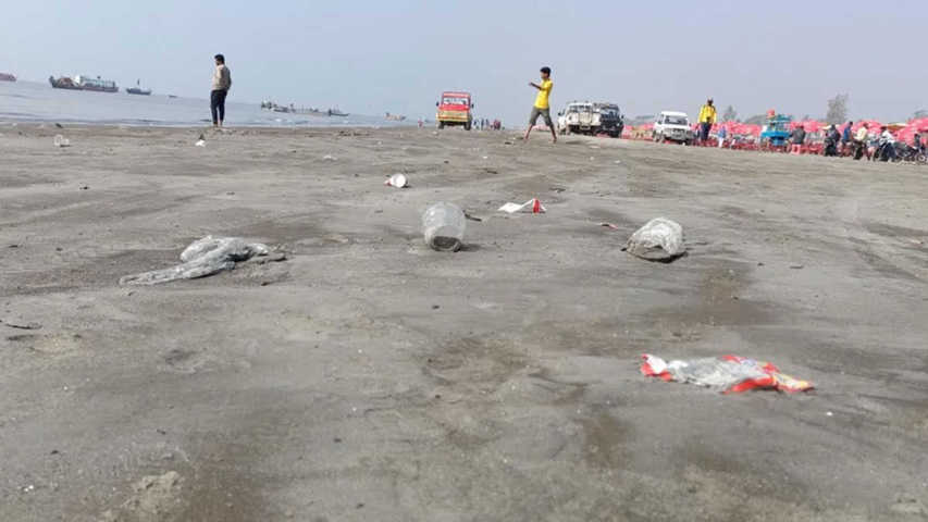 যত্রতত্র ময়লা আবর্জনা, সৌন্দর্য হারাচ্ছে কুয়াকাটা - Nobokontho24