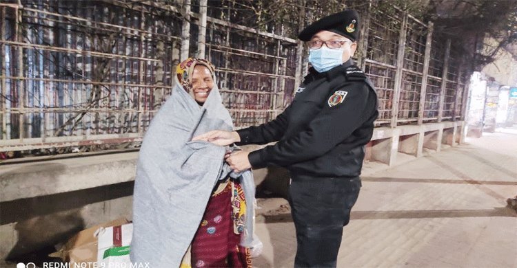 রাজধানীতে অসহায় ও দু:স্থদের মাঝে শীতবস্ত্র বিতরণ করল র‌্যাব - বাঙলা প্রতিদিন