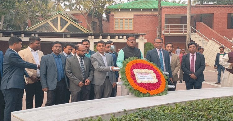 বঙ্গবন্ধুর সমাধিতে গোপালগঞ্জের বিদায়ী সিনিয়র জেলা ও দায়রা জজের শ্রদ্ধা নিবেদন - বাঙলা প্রতিদিন