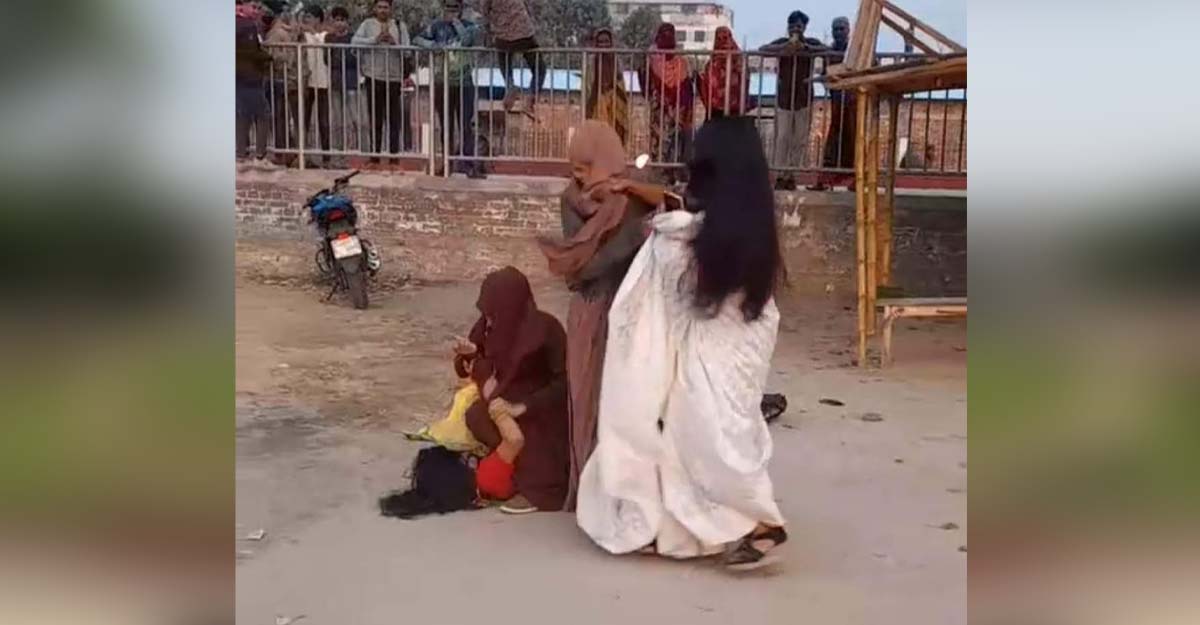 এক প্রেমিক নিয়ে ৪ তরুণীর প্রকাশ্যে মারামারি! - Nobokontho24