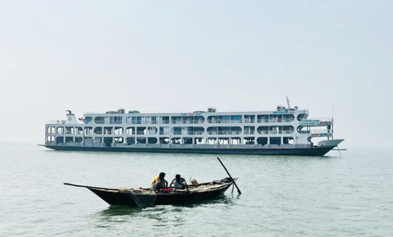 লঞ্চে আগুন আতঙ্ক: ৪০০ যাত্রীকে সরিয়ে নিল পুলিশ - Nobokontho24