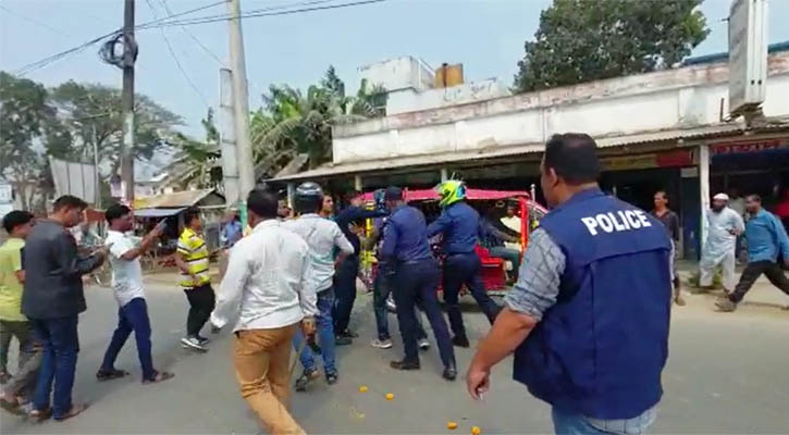 পুলিশের লাঠিপেটা থেকে বাঁচতে মোটরসাইকেল ফেলে পালান ছাত্রদল নেতারা - Nobokontho24