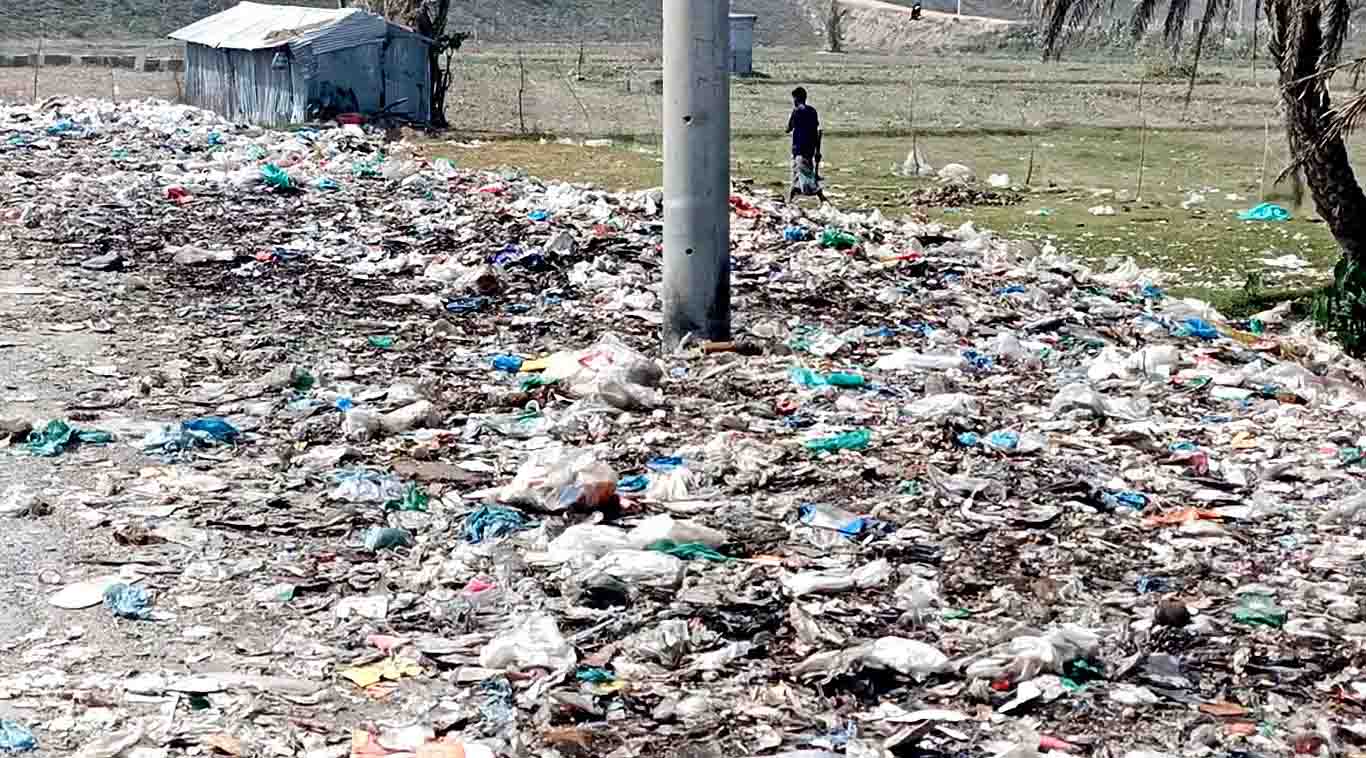 কুয়াকাটায় সড়কের পাশে ফেলা হচ্ছে বর্জ্য - Nobokontho24