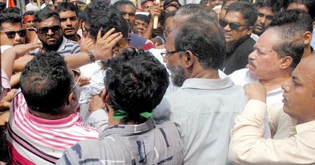 বরিশালে ব্যানারের সামনে দাঁড়ানো নিয়ে বিএনপির হাতাহাতি - Nobokontho24