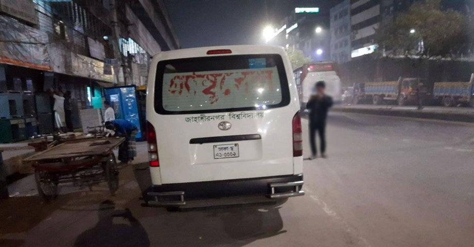 অ্যাম্বুলেন্সে করে মদ নেওয়ার সময় দুই শিক্ষার্থী আটক - Nobokontho24