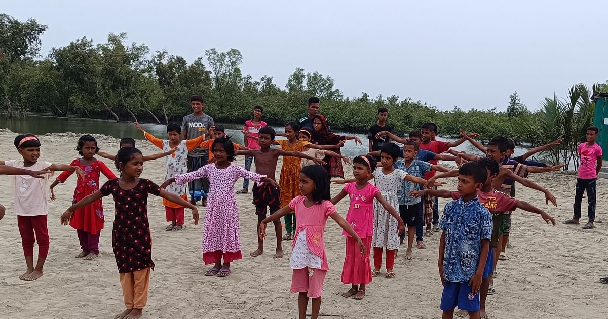 গ্রামীণ নানা খেলায় কপোতাক্ষ পাড়ে ঈদ আনন্দ | প্রথম আলো