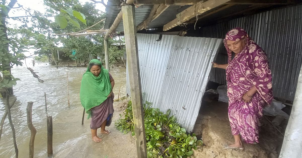 ভারী বৃষ্টি হয়নি, তবে পানি ধীরে নামায় ভোগান্তি কমছে না | প্রথম আলো