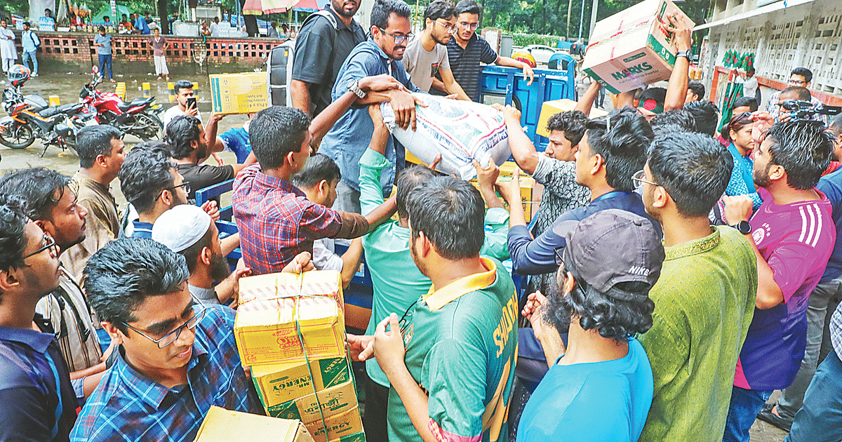 টিএসসিতে দিনরাত খাটছেন শিক্ষার্থীরা, গতকাল সংগ্রহ প্রায় দেড় কোটি টাকা | প্রথম আলো