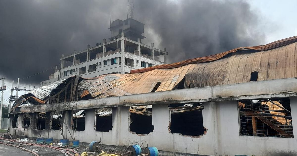 লুটপাটের পর গাজী টায়ার কারখানায় আগুন, জ্বলছে ১৫ ঘণ্টা ধরে | প্রথম আলো