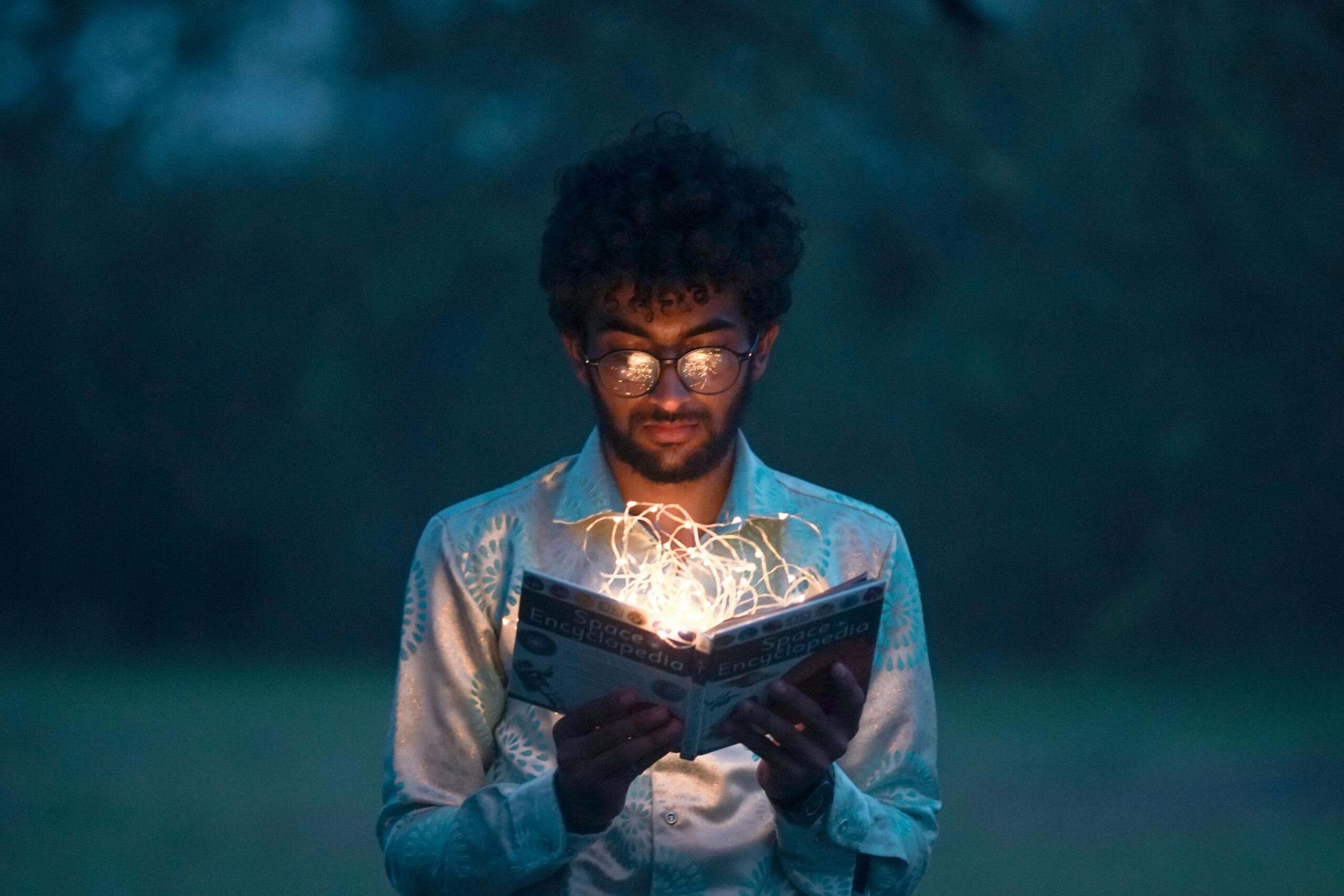 Contemporary Fiction Meaning: A Simple Guide for Readers and Writers - Pratham Writes