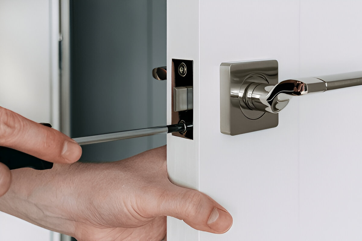 How Does a Locksmith Handle Jammed Digital Locks in Smart Homes? – Writoka
